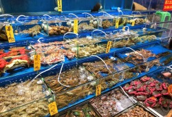 China's largest seafood market back in business